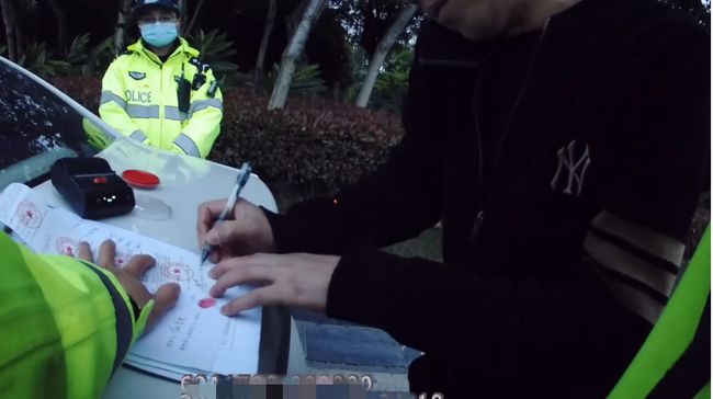 桂林車主酒駕被查，竟然想交警“私了”遭果斷制，止執(zhí)法記錄儀記錄一切！